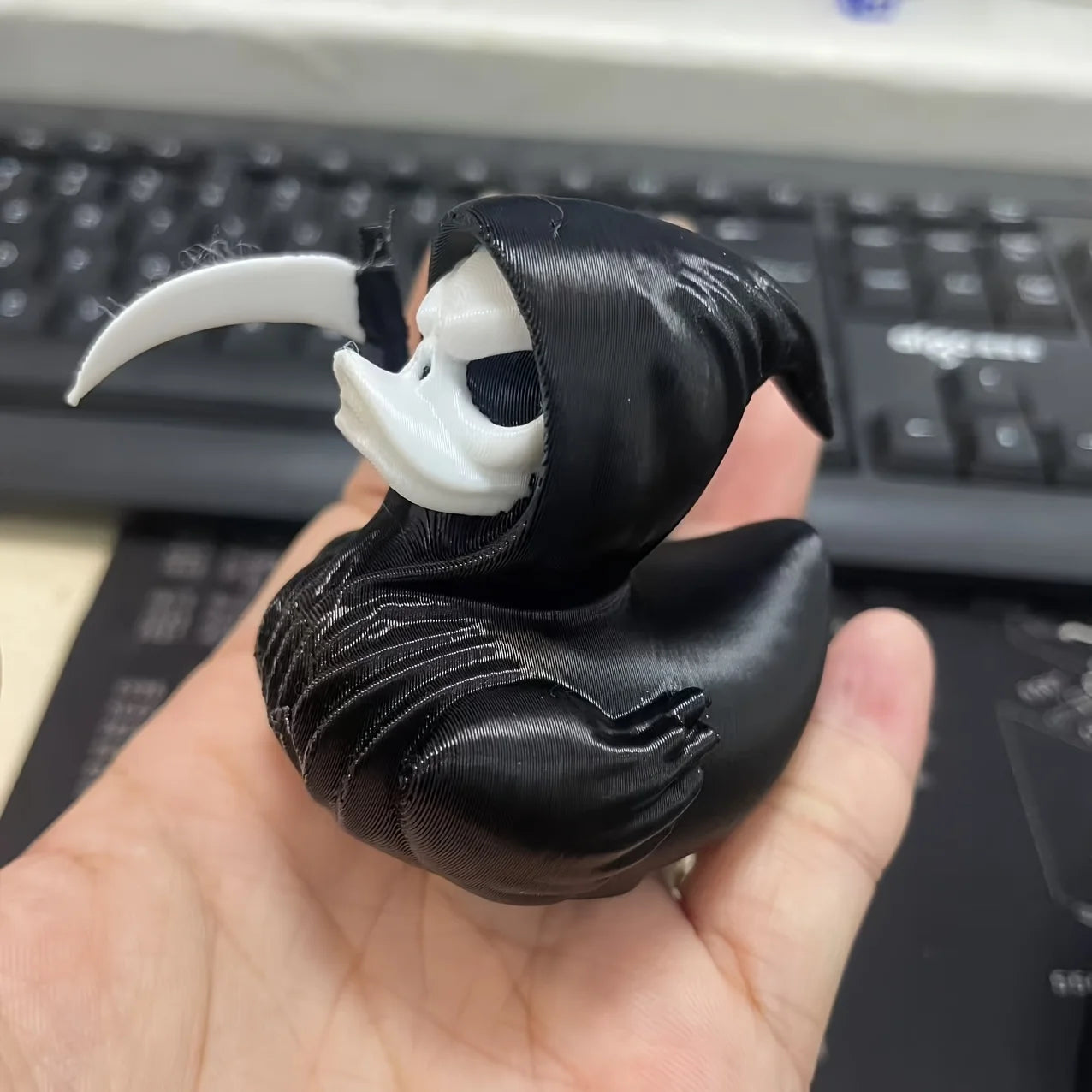 Figurine Canard Faucheuse Noire et Blanche avec Faux – Image 2