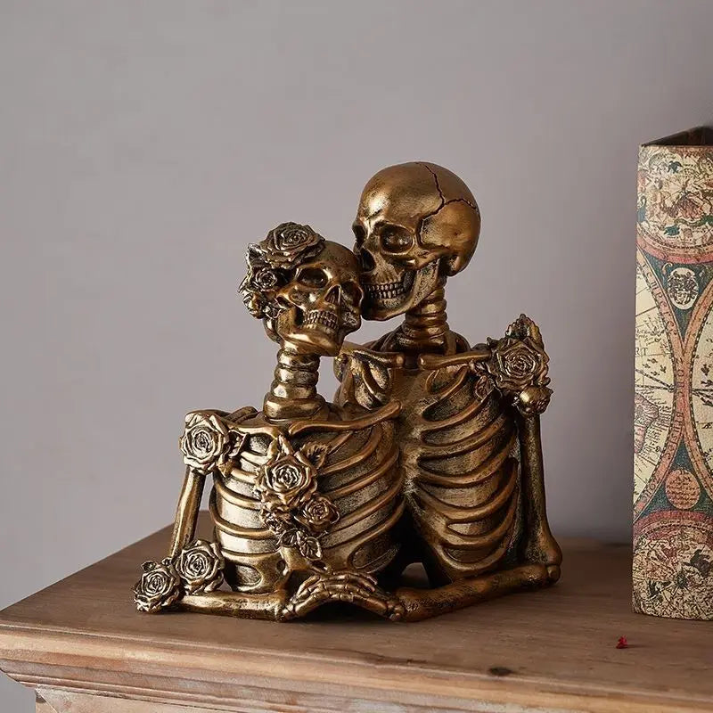 Statuette de Squelettes Amoureux Ornée de Roses Rouges – Image 4