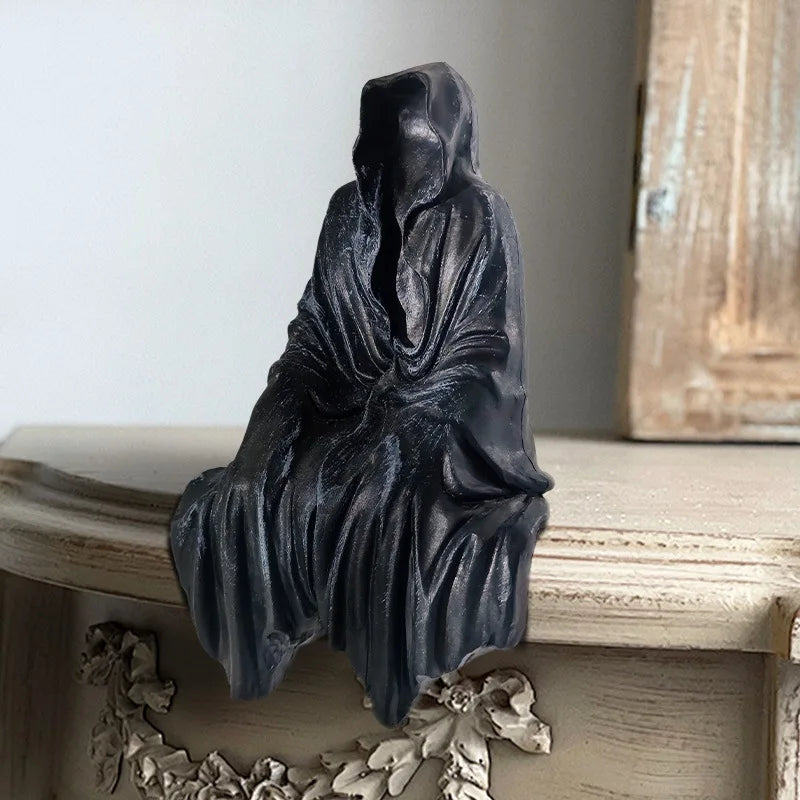Statue en Résine Gothique à Capuche Assise Grise – Image 4