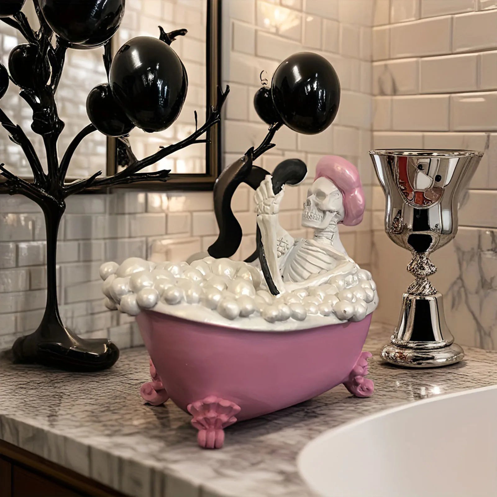 Figurine de Squelette Humoristique dans sa Baignoire Rose – Image 2