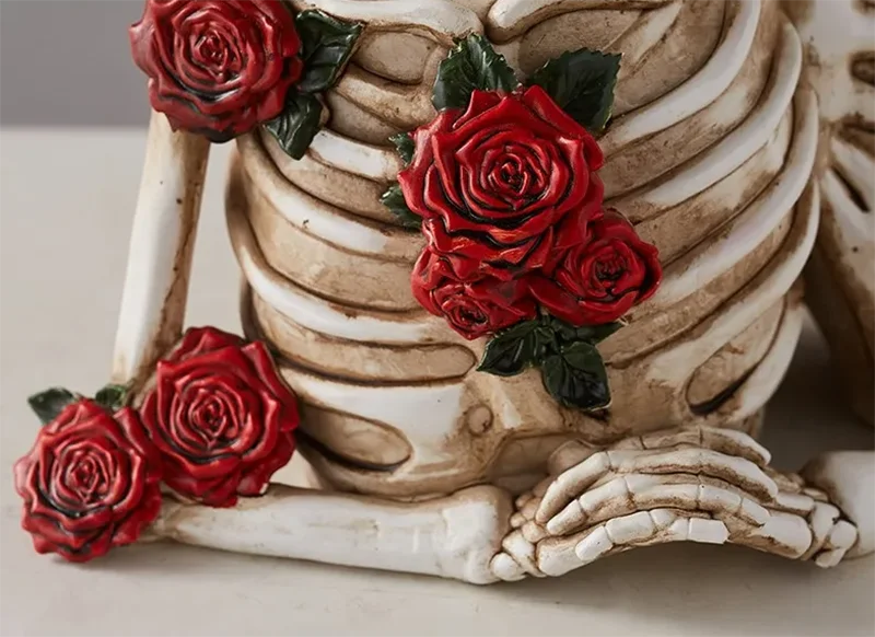 Statuette de Squelettes Amoureux Ornée de Roses Rouges – Image 6