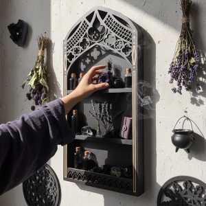 Étagère Murale Gothique à Arche Ornée et Détails Dorés