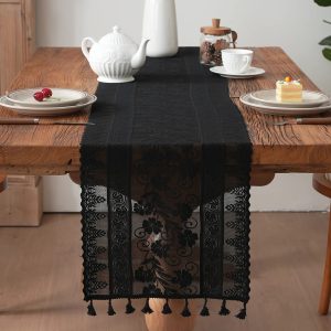 Chemin de Table en Dentelle Noire Florale avec Pompons