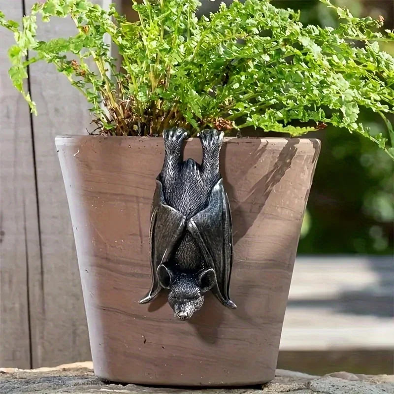 Figurine Chauve-Souris Suspendue Gothique en Résine – Image 3