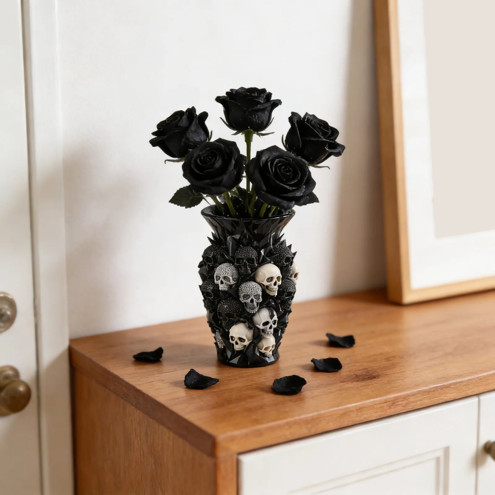 Vase Décoratif Noir à Crânes Gothiques et Facettes – Image 5