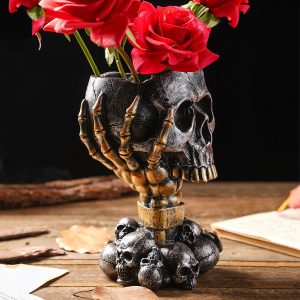Vase Crâne Gothique en Résine avec Main Squelette