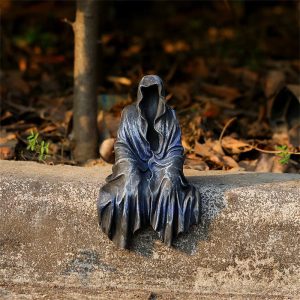 Statue en Résine Gothique à Capuche Assise Grise