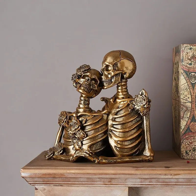 Statuette de Squelettes Amoureux Ornée de Roses Rouges – Image 3