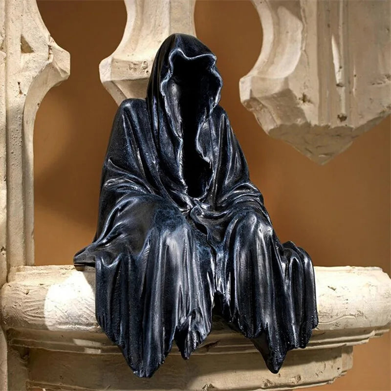 Statue en Résine Gothique à Capuche Assise Grise – Image 3