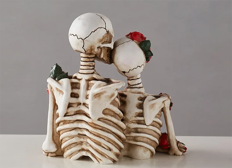Statuette de Squelettes Amoureux Ornée de Roses Rouges – Image 5
