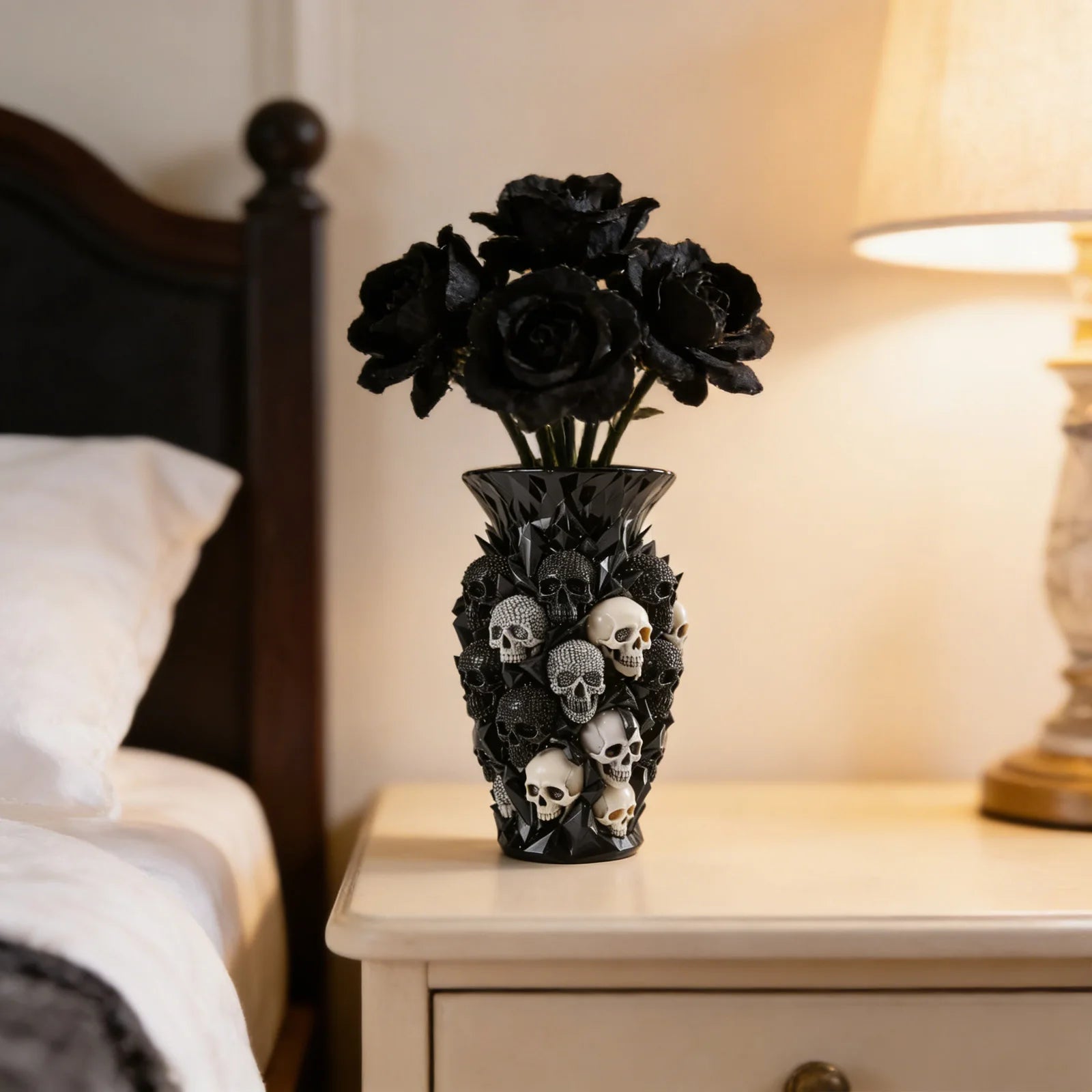 Vase Décoratif Noir à Crânes Gothiques et Facettes – Image 4