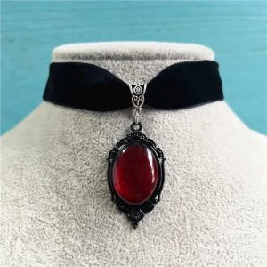 Ras-de-Cou en Velours Noir à Pendentif Gothique Rouge