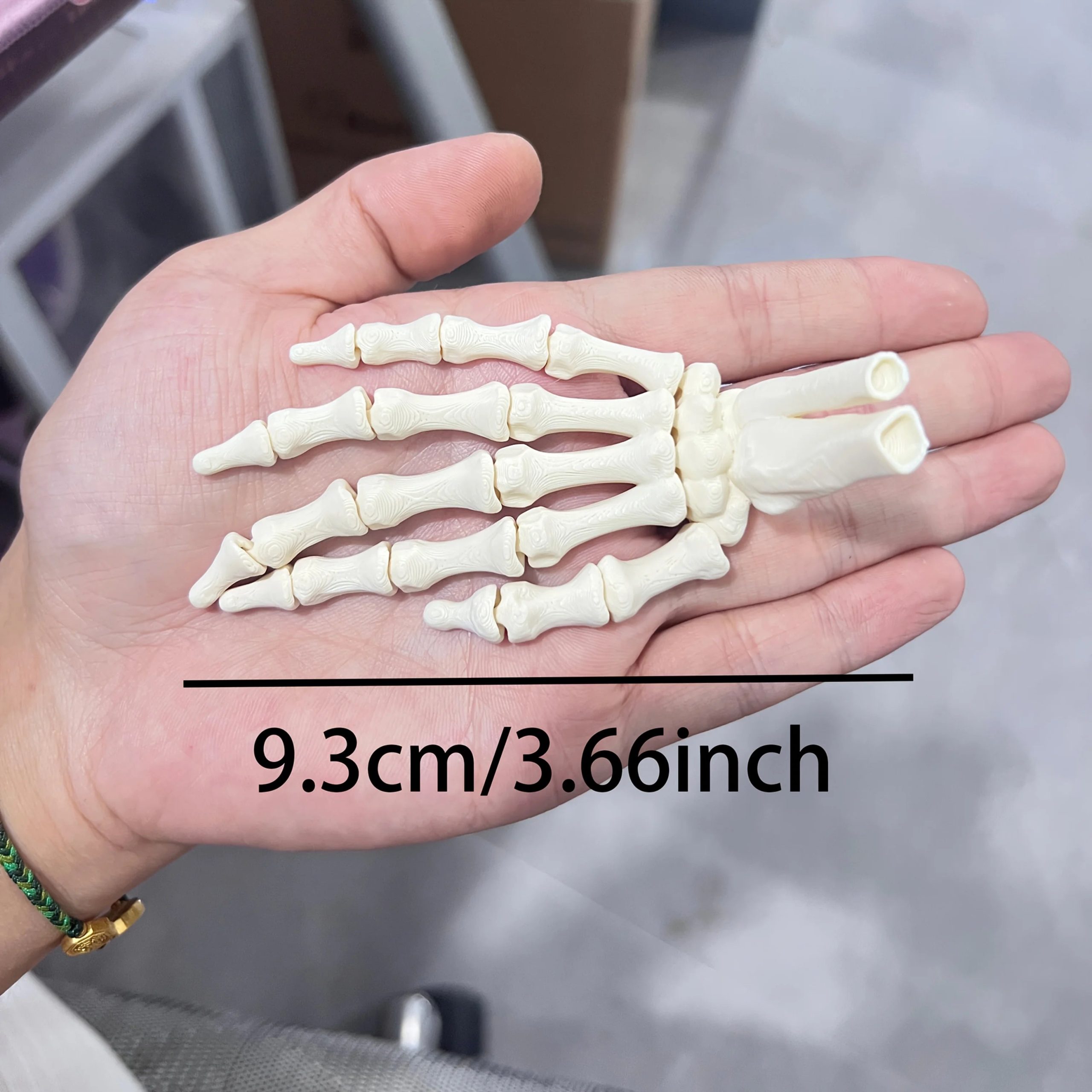 Main Squelette Décorative en Plastique Couleur Os – Image 5