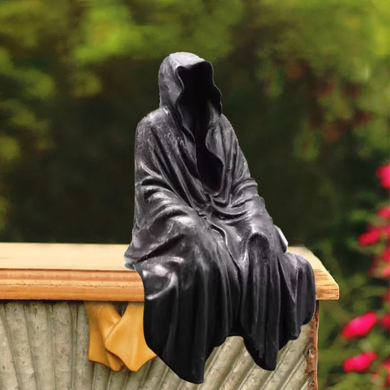 Statue en Résine Gothique à Capuche Assise Grise – Image 2